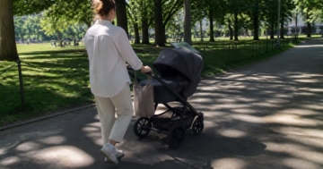 Kinderwagen auf einem Weg im Park