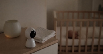 Babyphone auf der Kommode im Kinderzimmer