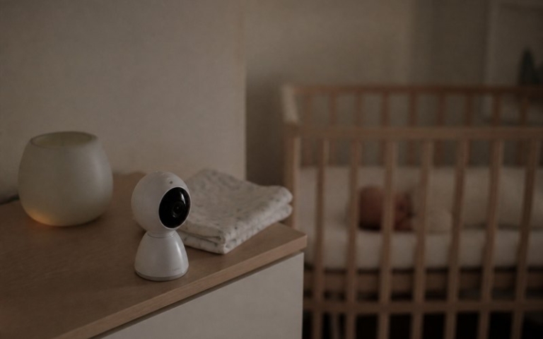 Babyphone auf der Kommode im Kinderzimmer
