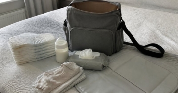 Wickeltasche mit ausgebreitetem Inhalt