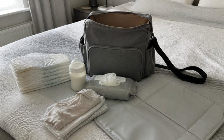 Wickeltasche mit ausgebreitetem Inhalt